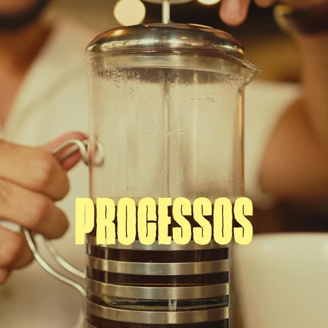 Frame do vídeo da Líder Projetos sobre métodos de café como metáfora de arquitetura, processo e experiência.